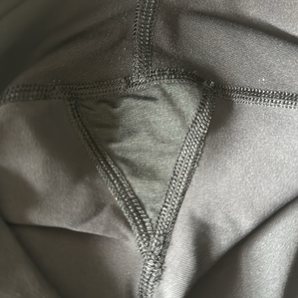 Lululemon Black Capri 23” Leggings. Size 4. - Picture 12 of 12